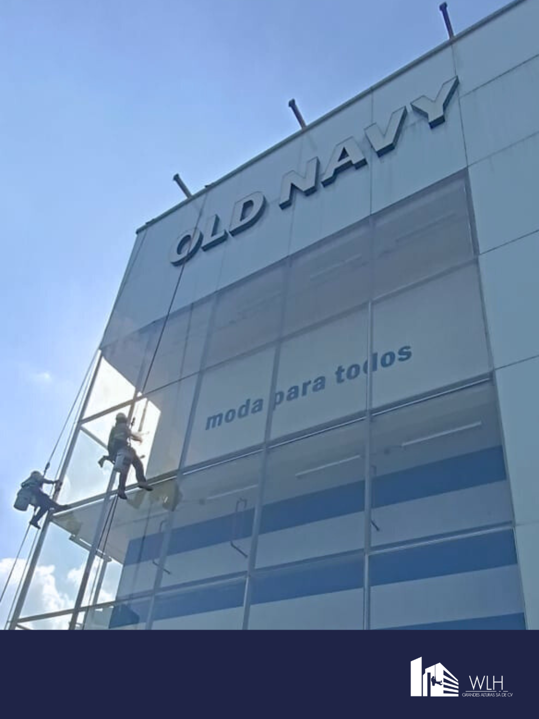 Persona colgada limpieza en altura OSHA